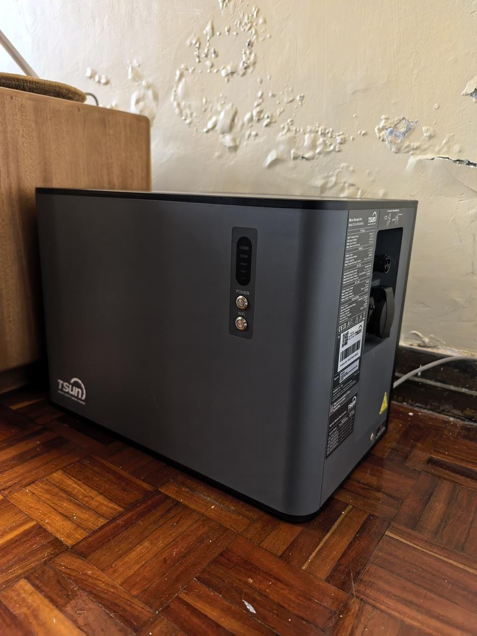 Ngumo — battery unit, side panel detail