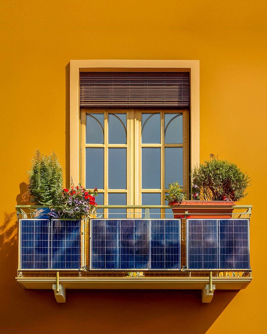 Plug-and-play balcony solar kit on an apartment